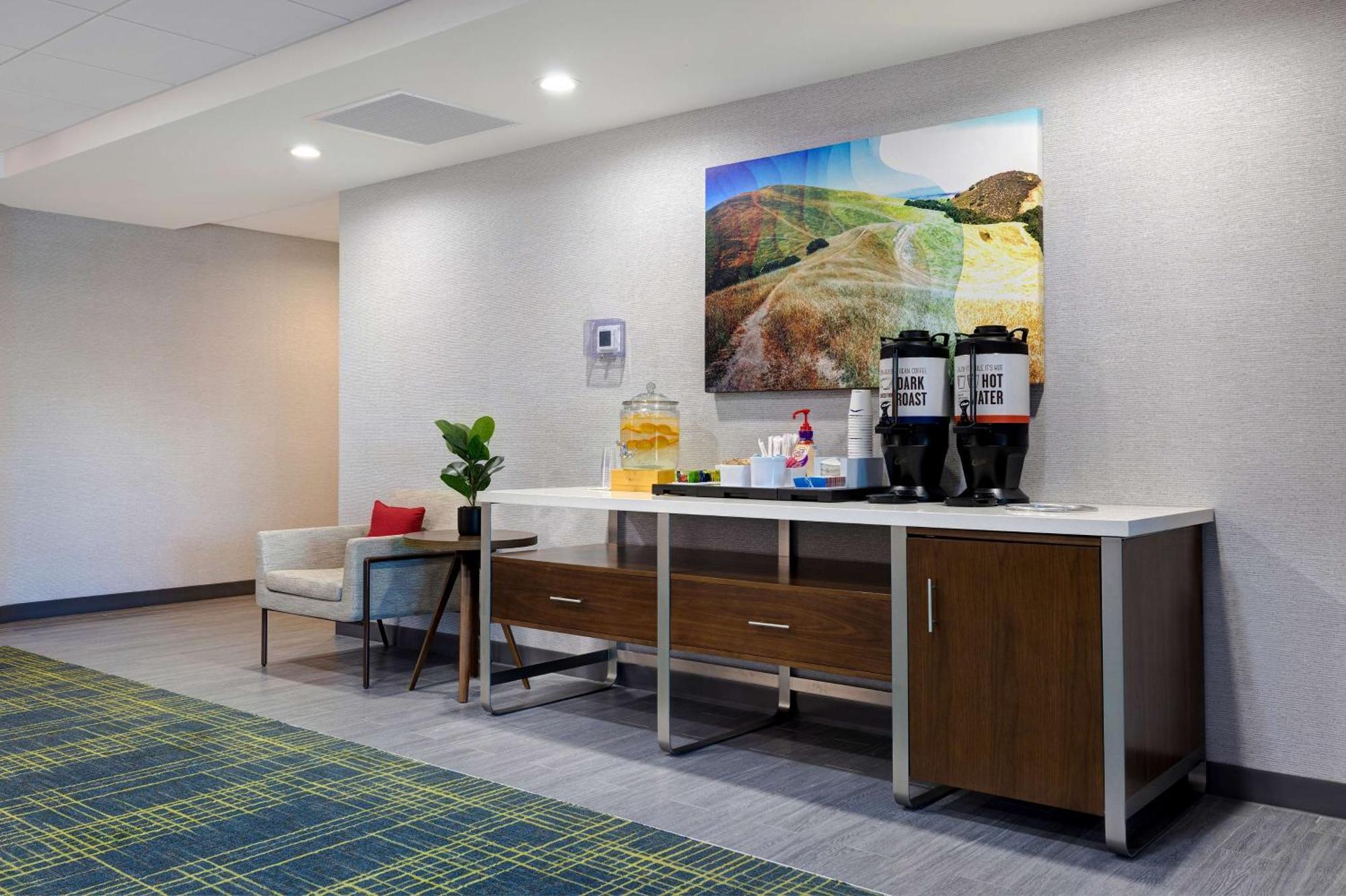 Hampton Inn & Suites Марина Екстериор снимка